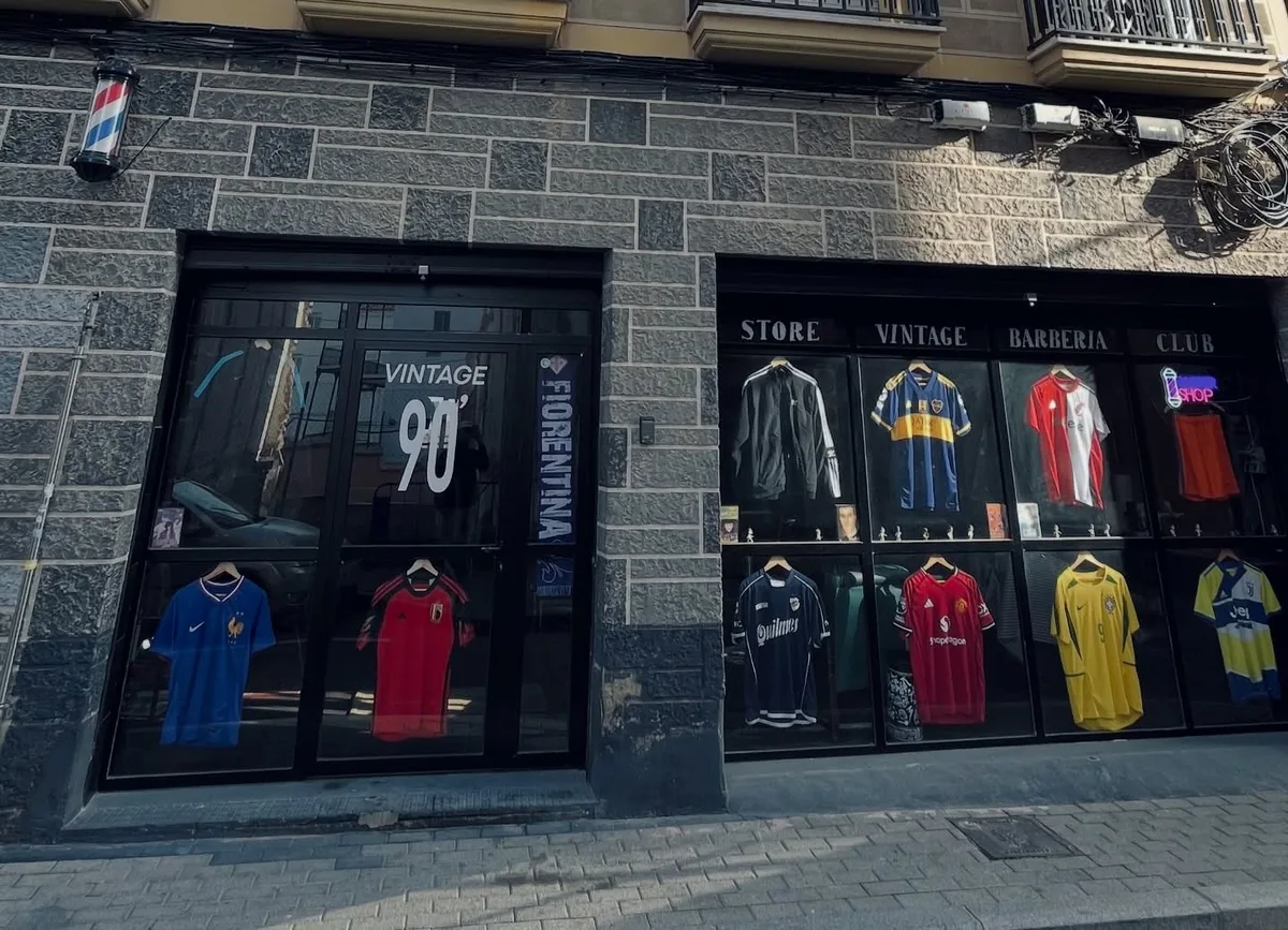 La fachada: Store · Vintage · Barbería · Club.